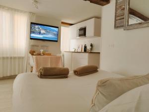 een slaapkamer met een bed en een tv aan de muur bij Bonito Apartamento Mundaka EBI-82 in Mundaka