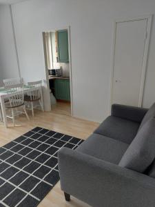 Kiertokatu apartment في بوري: غرفة معيشة مع أريكة وطاولة