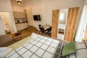 una sala de estar con cocina y una habitación con mesa en Apartments4You en Vodice