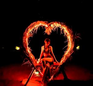 een vrouw in een hart gemaakt van vuur bij Merzouga Tours in Merzouga