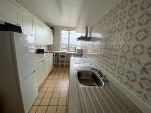 eine Küche mit einer Spüle und einer Arbeitsplatte in der Unterkunft Sentinel 2 Bed Apartment in NW London in London