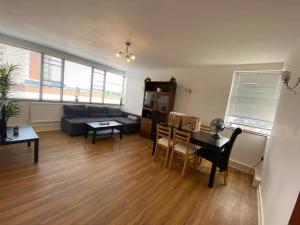 uma sala de estar com um sofá e uma mesa em Sentinel 2 Bed Apartment in NW London em Londres