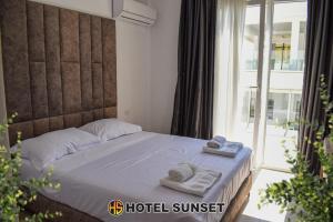 um quarto com uma cama com toalhas em Hotel SUNSET Shengjin em Shëngjin mais 29 fotografias