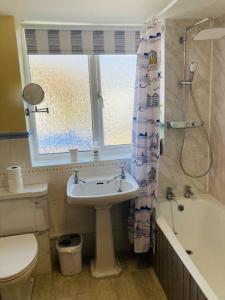 Vannituba majutusasutuses Cosy Cottage, dog friendly with wood burner +24 fotot