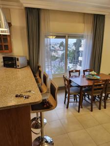 eine Küche und ein Esszimmer mit einem Tisch und Stühlen in der Unterkunft Rana's apartment in Amman