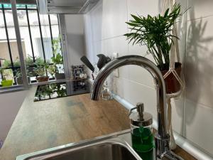 Un fregadero de cocina con un grifo en una cocina. en Casa Árbol, en Pedro Bernardo