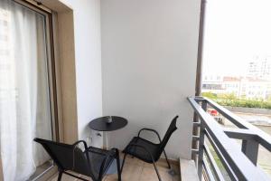 einen Balkon mit Stühlen und einem Tisch auf dem Balkon in der Unterkunft Green Terrace Apartment 6 in Tirana