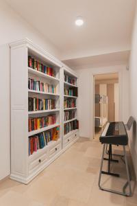 ein Zimmer mit einem Bücherregal voller Bücher in der Unterkunft Shangri-La Polignano a Mare in Polignano a Mare