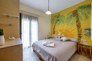 - une chambre avec un lit orné d'une peinture murale dans l'établissement Harmony villa, à Sivota