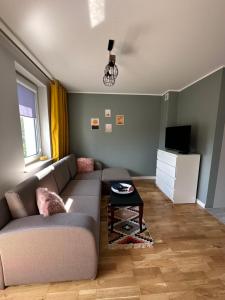 sala de estar con sofá y mesa en Apartament en Chełm