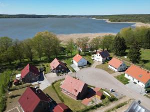 - une vue aérienne sur un village avec un lac dans l'établissement Storchennest, à Warin