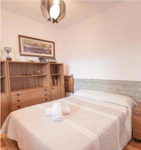 テルエルにあるCasa naranjaのベッドルーム1室(ベッド2台、木製キャビネット付)
