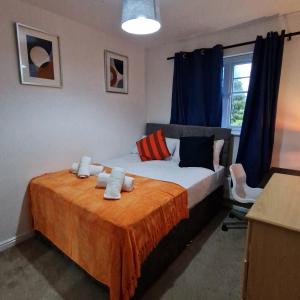 een slaapkamer met een bed met handdoeken erop bij Pet Friendly 3 Bedroom Apartment in Manchester by Sublime Stays in Manchester