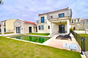 a house with a swimming pool in the yard at Villa Joven; Ödüllü Bir Sitede Havuzlu 4+1 Villa in Çeşme