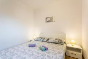 ein Schlafzimmer mit einem Bett mit zwei Kissen darauf in der Unterkunft Holiday home Split in Split
