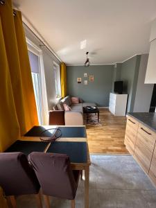 sala de estar con sofá y mesa en Apartament, en Chełm