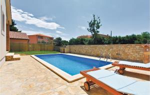 Bazén v ubytování Nice Home In Liznjan With Wifi nebo v jeho okolí