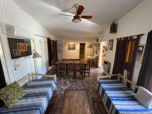 sala de estar con sofás y comedor en Quinta Don Gildo en Funes