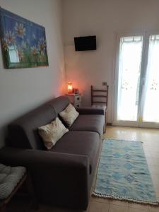 a living room with a couch and a tv at Da Santina in Pieve Santo Stefano