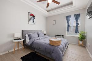 - une chambre avec un lit et un ventilateur de plafond dans l'établissement Cozy Nest Apartment, à Edinburg