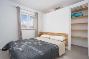 - une chambre avec un lit et une fenêtre dans l'établissement Family village apartment, à Vrh