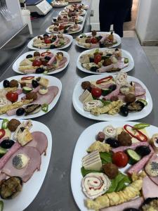 een groep borden met voedsel op een tafel bij Pensiunea El Greco in Axente Sever