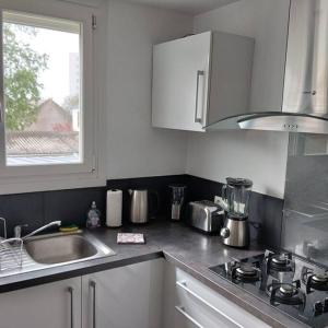 Кухня или кухненски бокс в appartement 4 personnes, lumineux et standing