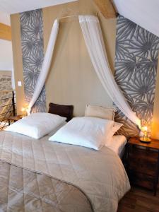 a bedroom with two beds with curtains above them at Chambre d hôtes avec 2 petits déjeuners ou Gîte in Najac