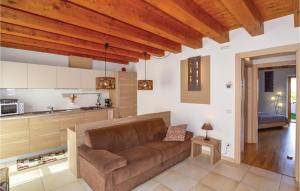 Il comprend un salon avec un canapé et une cuisine. dans l'établissement Casa Valpolicella, à Cavaion Veronese