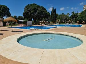 une grande piscine au milieu d'un complexe dans l'établissement ÁGUiLA WONDERFUL AT HOME, à Benalmádena