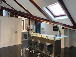 una cocina con barra con taburetes en PENTHOUSE RIJEKA CENTAR, en Rijeka