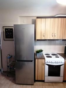 een keuken met een koelkast en een fornuis bij Fanari summer house 2 floors in Fanárion