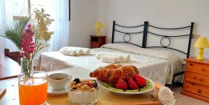 a breakfast table with a plate of food and fruit at Agriturismo Podere Verdicchio in Scansano