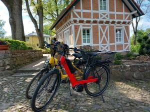 2 biciclette sono parcheggiate di fronte a una casa di Ferienhaus Erhorn, mit E-Bike Vermietung a Buchholz in der Nordheide