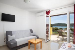 Galeriebild der Unterkunft Apartments Ivan mit Meerblick in Pomer