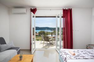 Galeriebild der Unterkunft Apartments Ivan mit Meerblick in Pomer