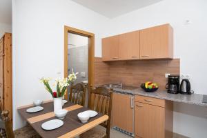 Galeriebild der Unterkunft Apartments Ivan mit Meerblick in Pomer