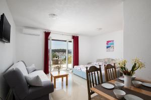 Galeriebild der Unterkunft Apartments Ivan mit Meerblick in Pomer + 42 Fotos