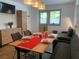 una mesa de comedor con una servilleta roja. en Appartement Dorfblick, en Auffach