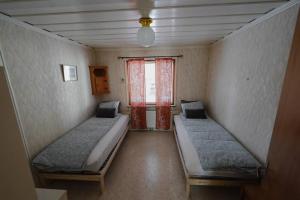 2 camas en una habitación pequeña con ventana en Family house in Swedish Lapland en Granträsket