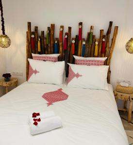 een slaapkamer met twee bedden en een stapel ski's aan de muur bij Riad Tsar Mimoun in Marrakesh
