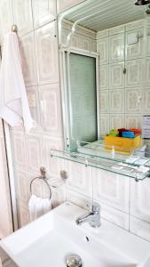 Bilik mandi di Liora's Place
