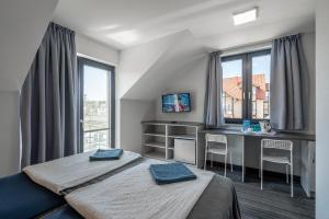 クリニツァ・モルスカにあるPIONOW Pokoje Hotelowe - adults onlyのベッドルーム1室(ベッド1台、デスク、窓付)