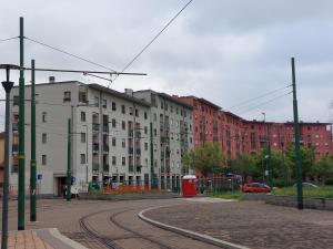 een groep gebouwen in een stad met treinrails bij Stanza Singola - Certosa in Milaan