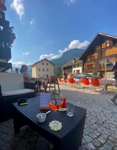 Prato的住宿－特恩西亞住宿加早餐旅館，露台顶部的桌子和饮料