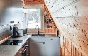 Ett kök eller pentry på Lovely Home In Heggenes With House A Mountain View
