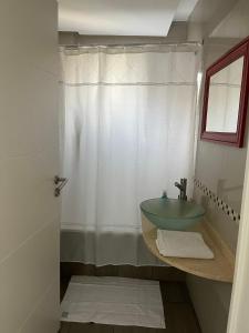y baño con lavabo y ducha. en 2 ampios ambientes Av Cordoba-Palermo-Exelente ubicacion en Buenos Aires