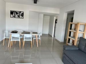 comedor y sala de estar con mesa y sillas en 2 ampios ambientes Av Cordoba-Palermo-Exelente ubicacion en Buenos Aires