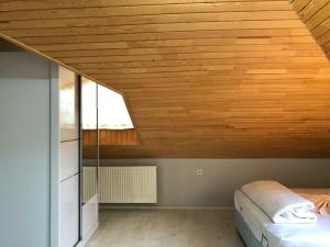 een slaapkamer met een houten plafond en een bed bij Heaven Family Apartments in Trabzon