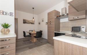 eine Küche mit einem Tisch und einer Arbeitsplatte in der Unterkunft Beautiful Apartment In Sibenik With Wifi in Šibenik
